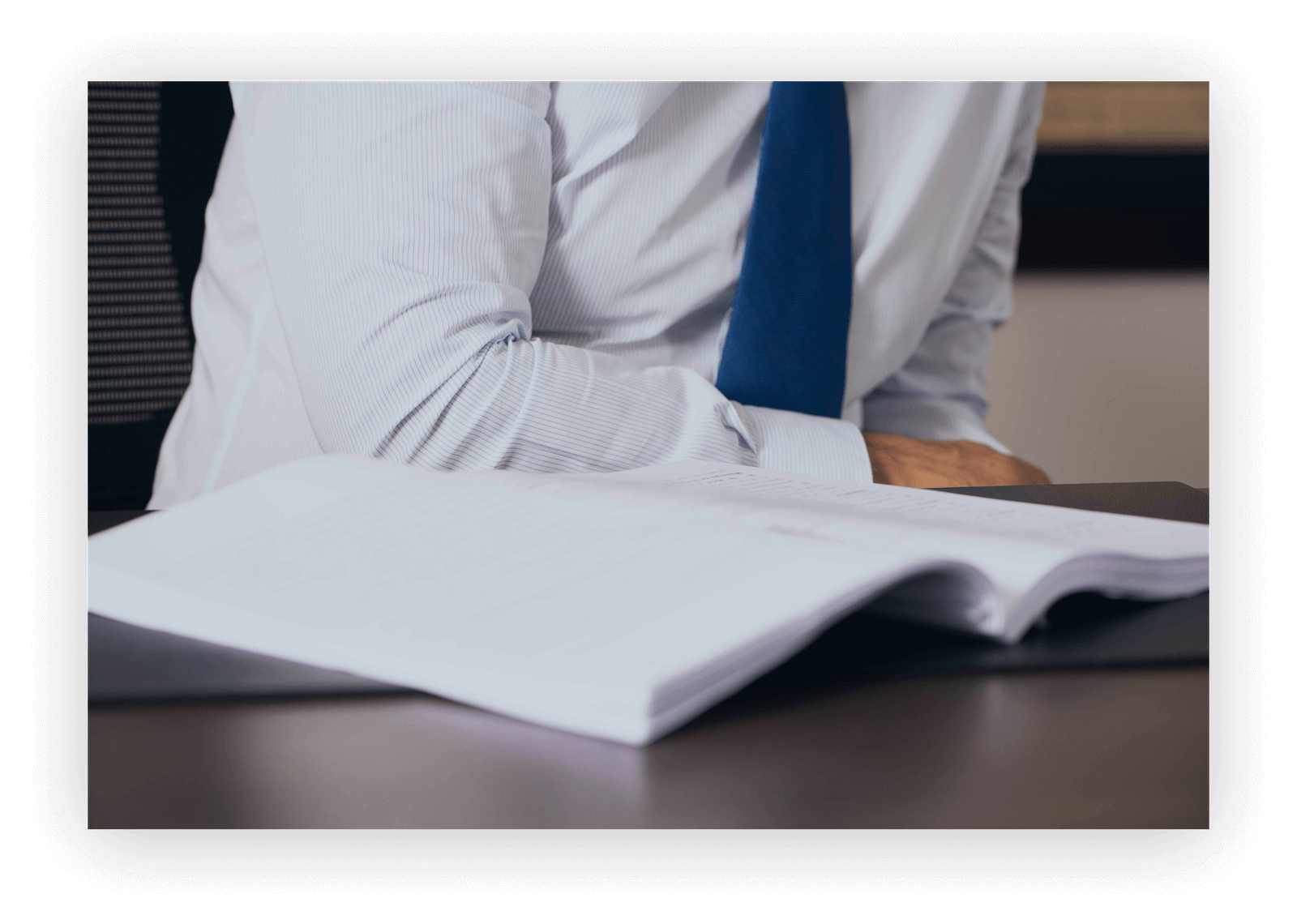 abogado sentado en escritorio